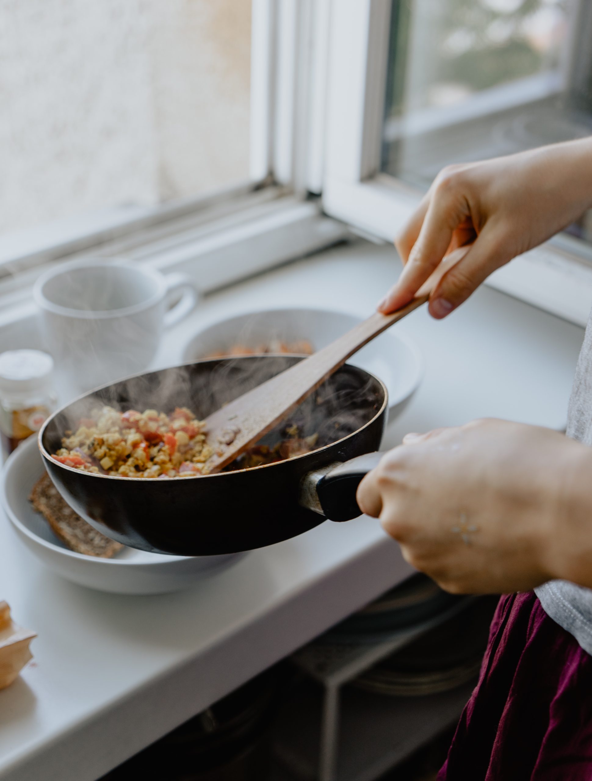 Sautiertes naehrstoffreiches Gemuese in Pfanne