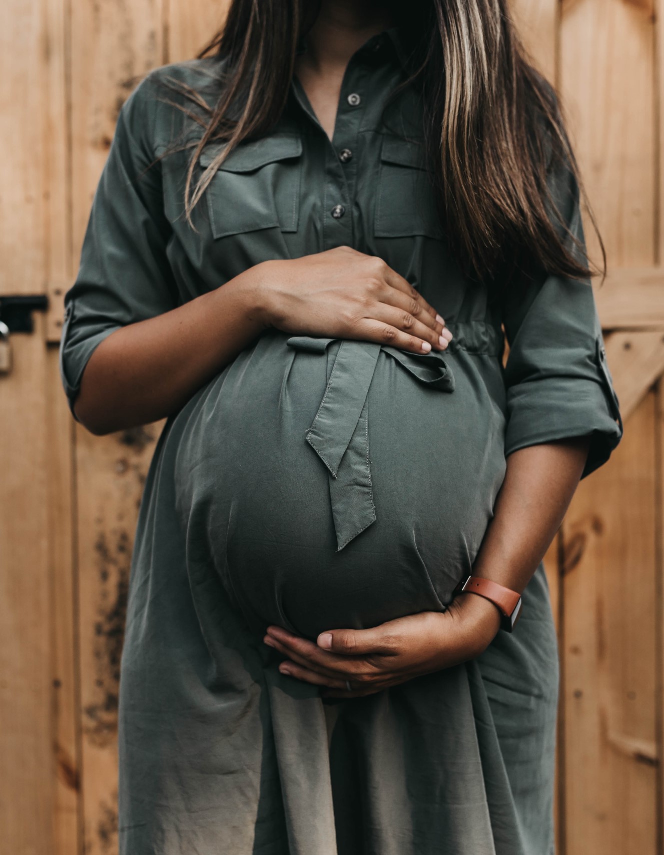 Schwangere in gruenem Kleid