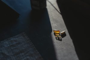 Nahrungsergänzungsmittel liegen auf dem Tisch dunkel